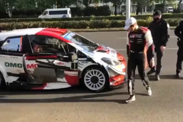 Wrc第3戦クロアチアラリー最終日 Wrcカーでリエゾン区間を走行中bmwと衝突事故を起こすtoyota Gazoo Racingのセバスチャン オジェ Turbo Bee 自動車 バイク動画のターボビー