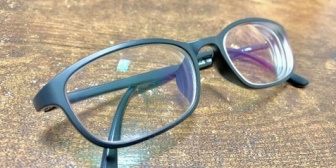 近眼の妻が食器棚やキッチンを見て何かを探していた。何をしているのか聞いたら…