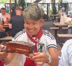 日本人がアメリカでテキサスBBQを美味しそうに食べる動画が話題に！　海外の反応。
