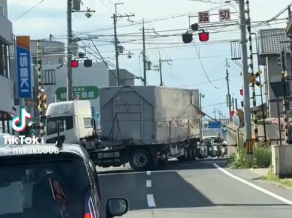 【絶望】牽引トラックさん、踏切内で身動きが取れなくなり完全に詰んでしまう…