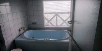 【家を建てる予定】お風呂は明るいパステル調にしたいと思っていたのに、嫁が正面パネルをダークな色にした…