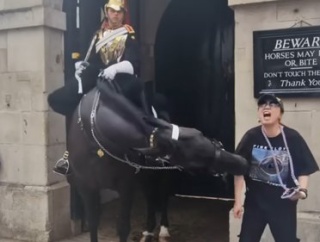 【悲報】日本女さん、イギリスでぶちギレられて世界に晒されてしまうｗｗｗｗｗｗｗｗｗｗ