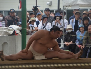 若隆景関(本名大波渥)稽古、ムカデ稽古で一糸乱れぬ動き。