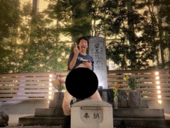 【画像】将門塚によじ登ってポコチン丸出し奴の身元が特定される！！！！