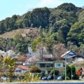 遠くから洞玄寺を望む