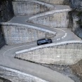 中国、重慶市のすごいジグザグ道路、車の宣伝には最適だった