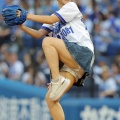 スカートの“中”丸見え　百川晴香さんの豪快足上げ投球　DeNA-ヤクルト戦始球式