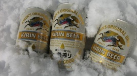 凍えるピザ配達員に缶ビール渡す話が「ほっこり」？ 朝日新聞「天声人語」の感覚がズレていると話題に