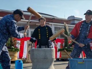 米海兵岩国航空基地で海自主催の「日米親善餅つき会」が開催！