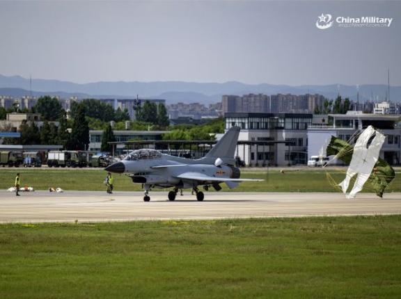中国空軍航空旅団所属のJ-10戦闘機が昼夜の飛行訓練を実施…滑走路でパラシュートを開き減速！