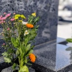 親族の墓にもたれかかった状態で見つかった男性の遺体の身元が判明　車には遺書