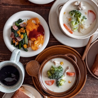 シチューの日の献立と器