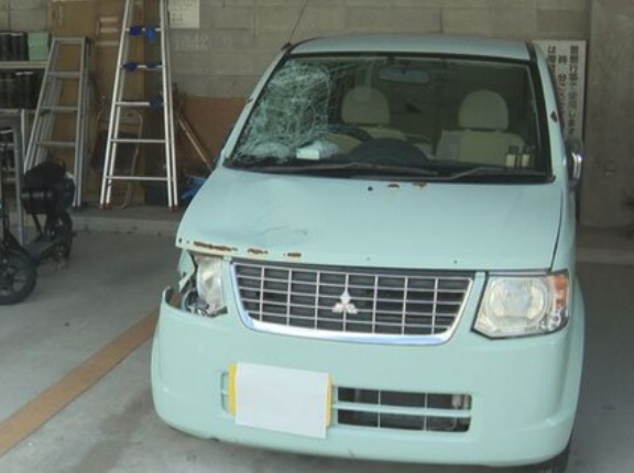 77歳の男が運転する軽自動車が信号無視して交差点に侵入し電動キックボードと衝突、キックボードの78歳男性が死亡