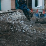 【悲報】建築業わい「ん…？なんか出てきた…？土器…？」先輩「あっ埋めといて埋めといてwww」⇒