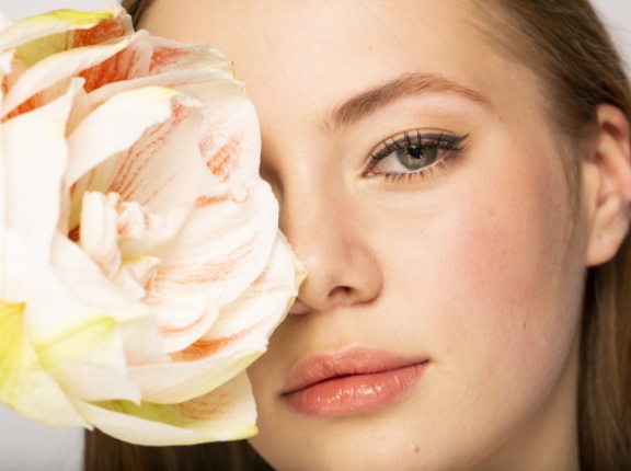 【画像あり】美人モデル（20）、「この服を着て電車に乗ったらメッチャ炎上した…。犯罪者のために好きな服も着れないの･･････？」⇒！