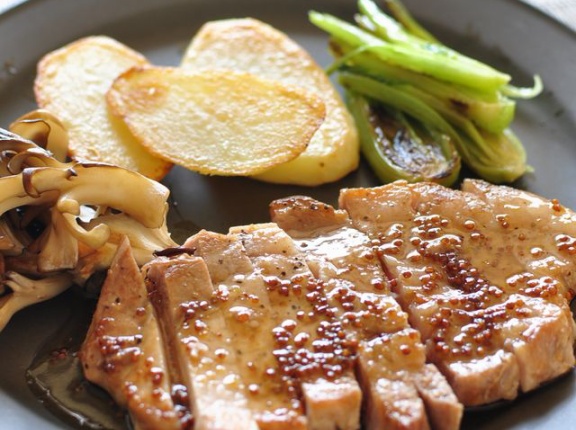 ちょうどいい焼き加減【絶品ポークステーキ】レシピと昨日の晩ごはんは【ポークひれの香り蒸し焼き】