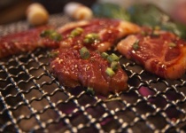 ワイ「新人、飯食いに行こうか、奢るよ」新人「は、はいぃ！！！」