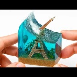 『海中に沈んだ折れているエッフェル塔の小さなジオラマを作ってみた』の画像