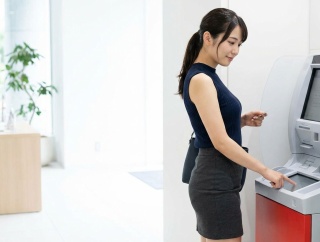 【何が目的だよ】銀行のATMで異常に通帳に記入するおばさん