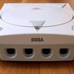 【懐古】SEGAが最新ゲーム機「Dreamcast」を発表！広報はあの秋元康