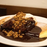 【福岡 天神】幸せのパンケーキ　　ホットチョコレートパンケーキ　自家製グラノーラがけ