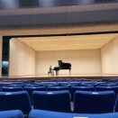 【ホールにて…】