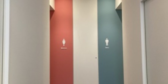 スーパーのトイレの個室に入ったらすぐ後から来た人に激しくノックされた。「入ってます」と言っても「早く出ろ」しか言わないので…