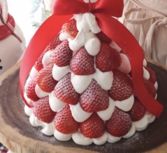クリスマス当日でも間に合う✨１台2200円以下！豪華見え❣️イチゴのツリーケーキ🎂