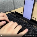 【動画】スマホを見ながら手元でタイピング?!