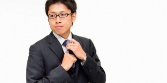 俺がそれなりに有名な会社に就職が決まったと知った仲間の一人がやけに鬱陶しい。しまいには俺の会社に来て…