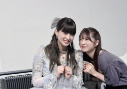 【朗報】小川彩、ようやく吉田卒コンに触れるwwwwwwwww