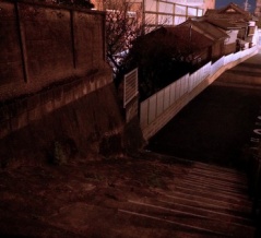 夜散歩のススメ5214「引き戸、階段、アルミ塀の連なりと町屋」