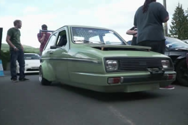 三輪自動車リライアント リアルトをヒルクライム仕様にした変態マシンが登場 Turbo Bee 自動車 バイク動画のターボビー