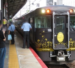 大津駅で 当駅止の観光列車 「はなあかり」 を撮る （車両＆発車標） 【2026年8月】