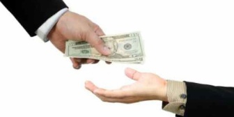 同級生に5万貸してくれって言われたから、他にも色々入り用だろうと10万貸したら音信不通になった