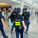 キャセイ航空従業員が人質に、桃園空港で刃物男が侵入