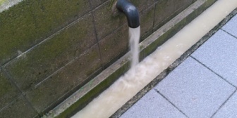 初めて父娘で公園に連れて行ったら、雨水側溝に嵌って側頭部ぶつけ…←「目を離すなバカ！！！」