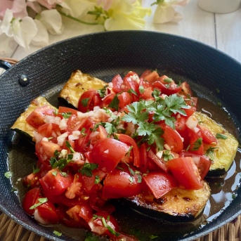 ズッキーニのステーキ　ピリ辛フレッシュトマトソースで