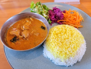 こだわりのカレー＆ラッシーがめちゃ美味い！深大寺東町のmeedoにある