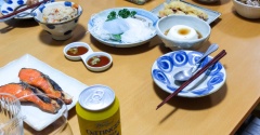 お盆の食卓風景と新しいビールゴブレット