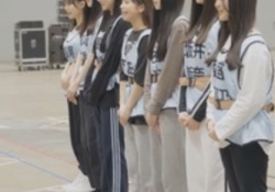 日向坂4期生、うっかり前屈み。服の隙間から生白い肌が....