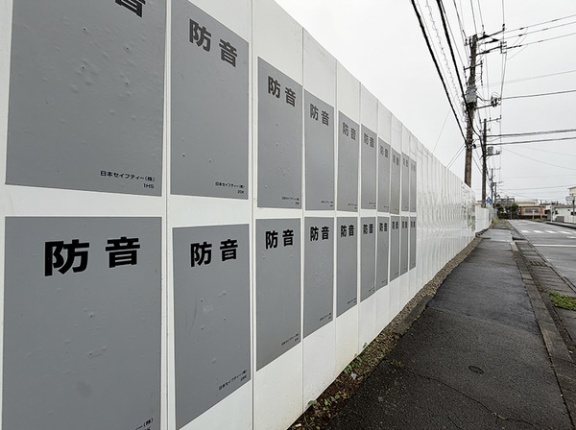 リニューアル中の原団地、現在第二工区が絶賛工事中。めっちゃ囲われてて防音シートは74枚。（沼津市大塚）