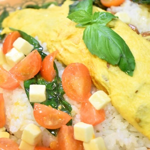 華やかな味わい♪トマトとバジルのオムレツライス