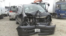 追跡するパトカーを振り切った後、信号に衝突　運転していた男性（28）が死亡