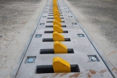 逆走車、とまれ…！ “グサッとくる”物理対策、関東で一挙導入へ