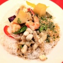 タイカレー「サングリア」（東京駅）でエビ・イカ・ホタテ＆野菜の「シーフード」（※旨辛折衷）