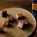 『ジョニーウォーカー ブルーラベル の「ボンボンショコラ」がホテルニューオータニ「バーカプリ」にて数量限定発売』の画像