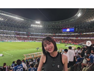 「サッカーどころじゃ…」井桁弘恵「黒ヒモ見えてる」タンクトップのＪリーグ観戦コーデに反響