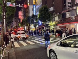 【現場の目撃証言】#注意喚起 区役所通り 東京都新宿区歌舞伎町１丁目付近を警察が一時規制封鎖 地面に血痕5月16日 #新宿 #歌舞伎町