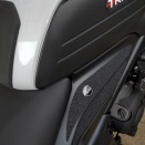 TRIDENT660のトラクションパッド貼り付け